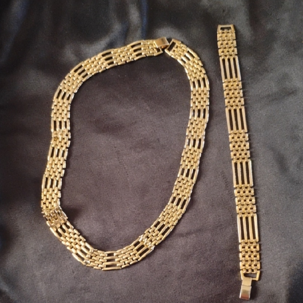 Elegant Gold Plated Necklace and Bracelet Set
